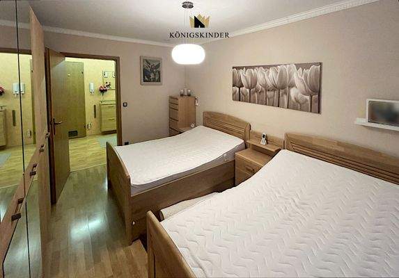 Schlafzimmer mit genügend Platz