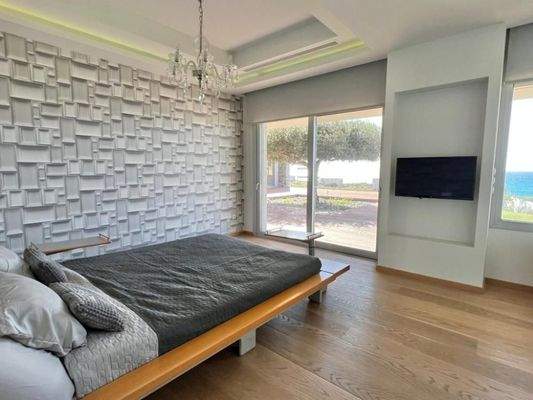 Einzigartige Villa am Meer mit Innenpool, Gärten und Gästehaus