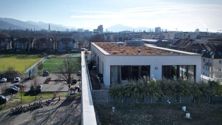 Das Penthouse liegt zentral und bestens angebunden in dem beliebten Stadtteil Zähringen