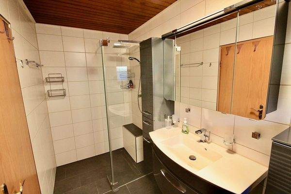 Badezimmer II (Haus links)