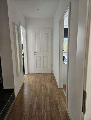 Heller Flur mit Türen