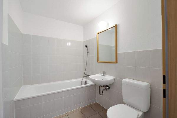 Badezimmer ohne Möbel KI