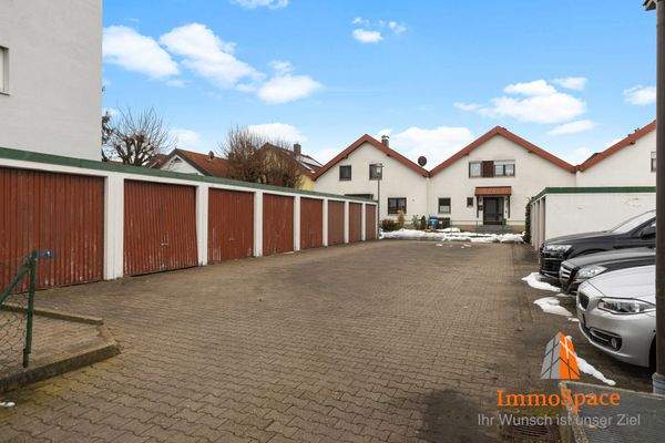 Blick auf die hauseigenen Garagen