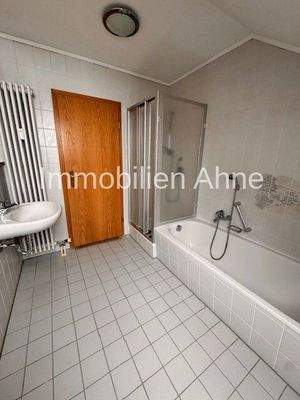 und Wanne und Dusche