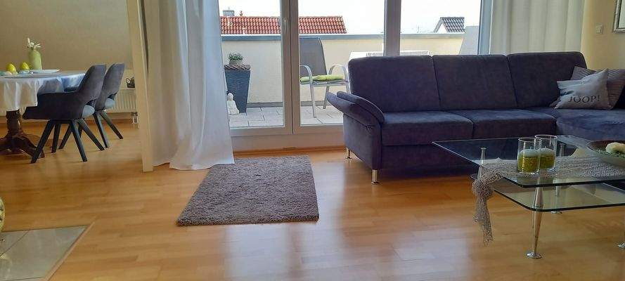 Wohnzimmer mit großer Fensterfront