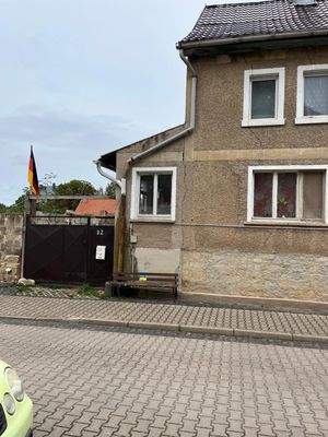 Straßenans._Haus_li.Einfahrt