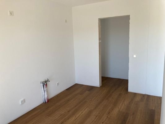 Küche mit Zugang zur praktischen Speisekammer