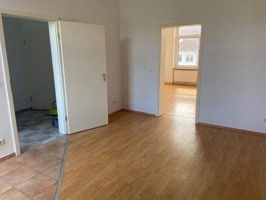 Blick in den Flur und das Schlafzimmer vom Wohnzimmer aus