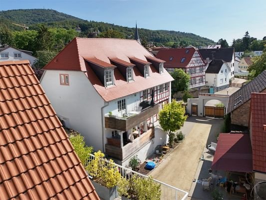 Mit dem Blick von den Balkonen den Charme der historischen Hofseite genießen