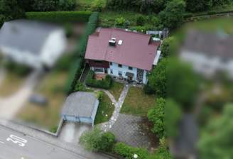Luftbild mit Vorgarten und Garage