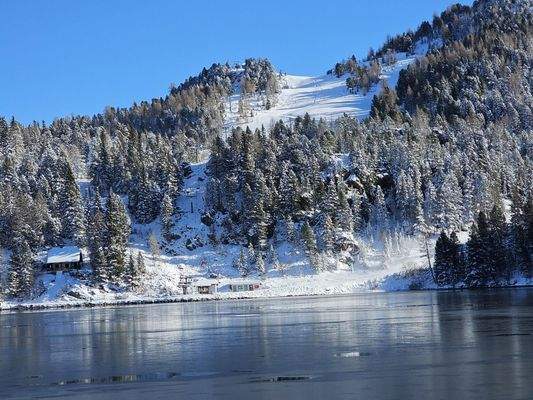 Turracher See und Skipisten rundum