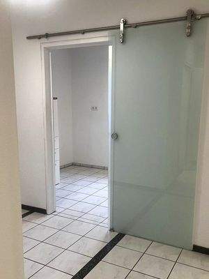 Glas-Schiebetür zur Küche