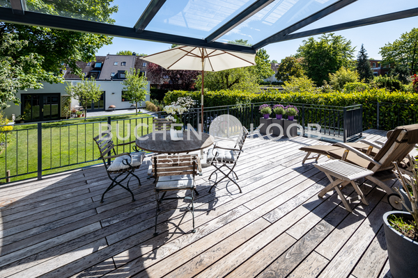 Terrasse mit Gartenhaus
