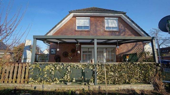 Giebelansicht mit Terrasse