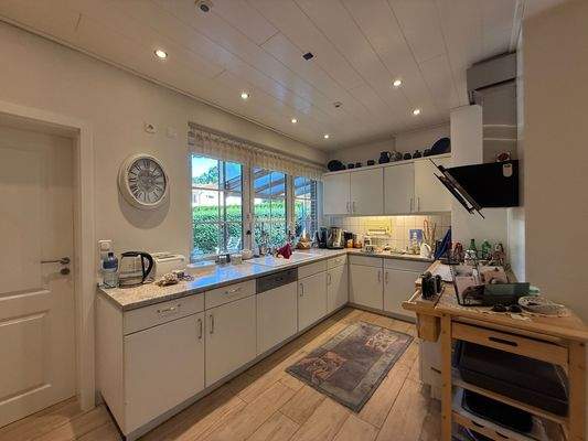 Helle moderne Küche