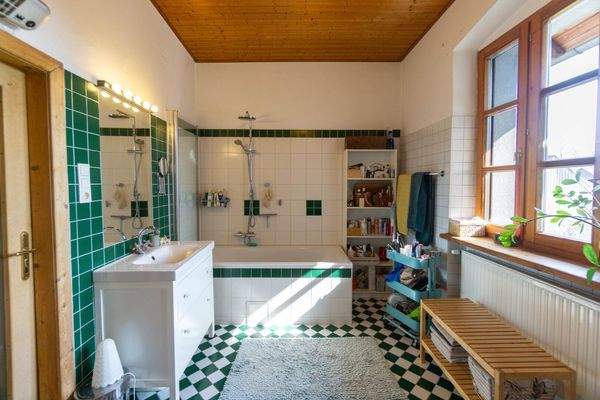 Bad mit Wanne und WC