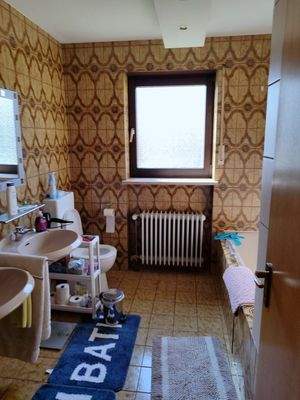 Badezimmer mit Wanne und Dusche