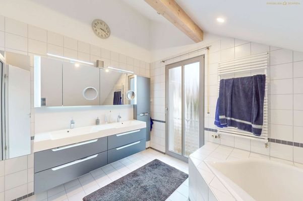 Badezimmer im DG