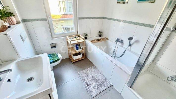 elegantes Tageslichtbad mit Dusche & Wanne