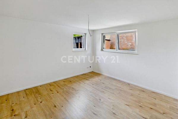 Helles großes Schlafzimmer