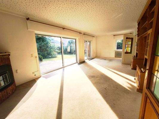 Wohnzimmer mit Einbauschränken + Zugang zum Garten