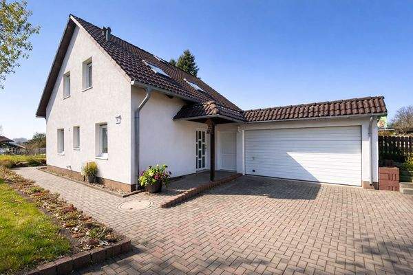 Immobilie Straßenansicht