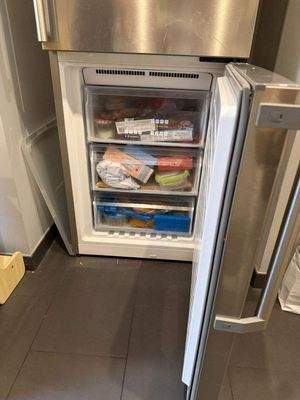 ... hier der integrierte SIEMENS Tiefkühlschrank mit 3 Schubladen.