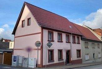 Seitenansicht mit Einfahrt