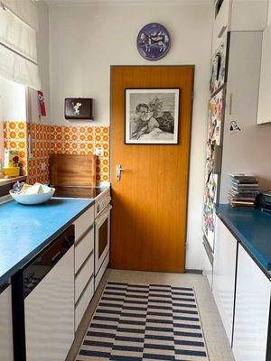 Küche mit Türe Speisekammer