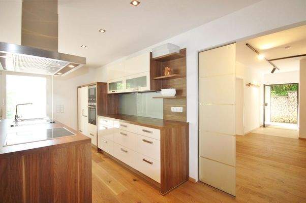 Wohn-/Koch-/Essbereich mit Blick zum Flur (UG)