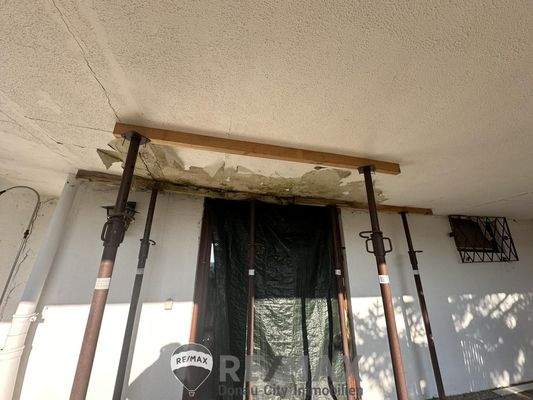 48 Sanierungsbedürftige Terrasse