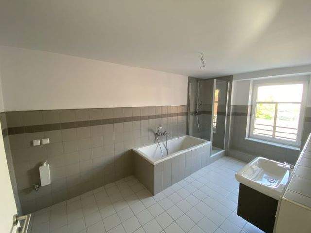 Erstklassige 4-Zimmerwohnung mit hochwertiger EBK u. großem Balkon zu vermieten! WG-geeignet! - Foto 3