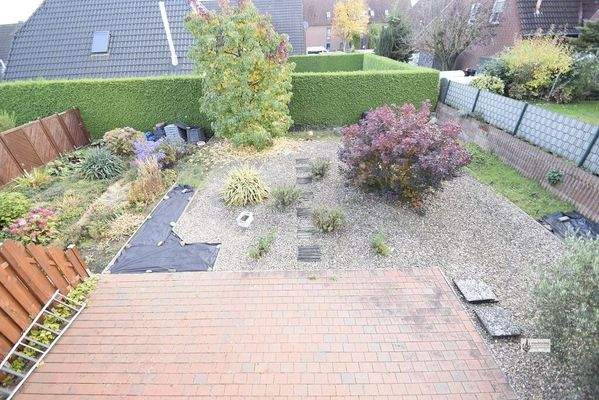 Blick in den Garten mit großes Terrasse