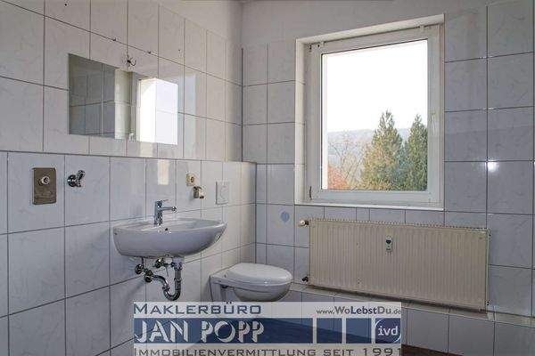 Tageslichtbad mit Wanne und Dusche 