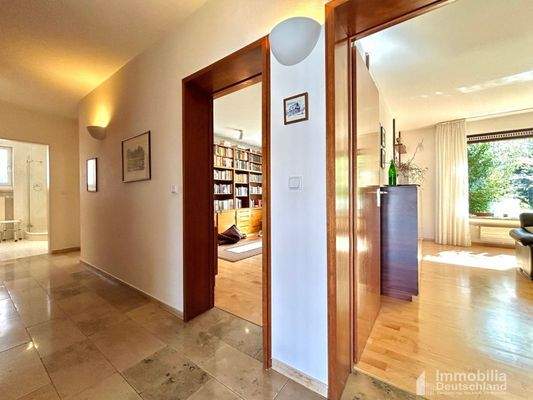 Wohnungsflur aus Sicht des Eingangsbereichs