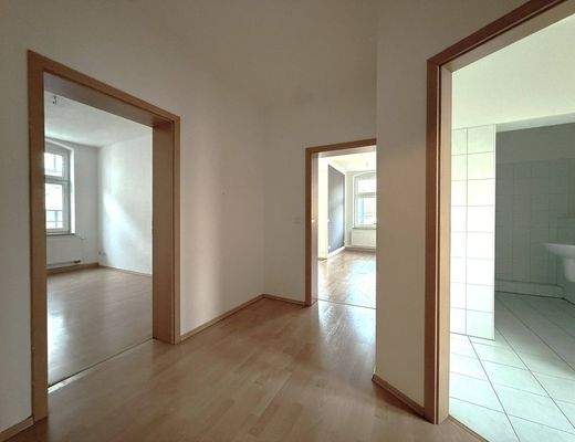 Wohnungseingang/Flur mit Blick ins Bad/SchlZi/WoZi