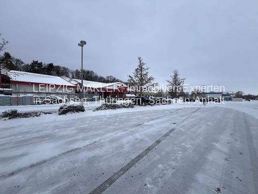 Außenansicht mit Parkplatz (vorne)