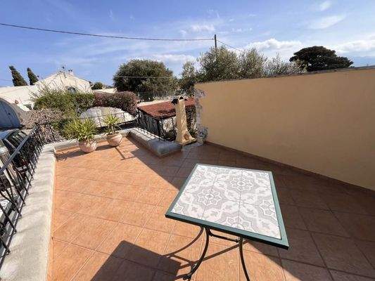 Kreta, Paleloni – Traditionelles kretisches Haus mit ikonischen Steinbögen