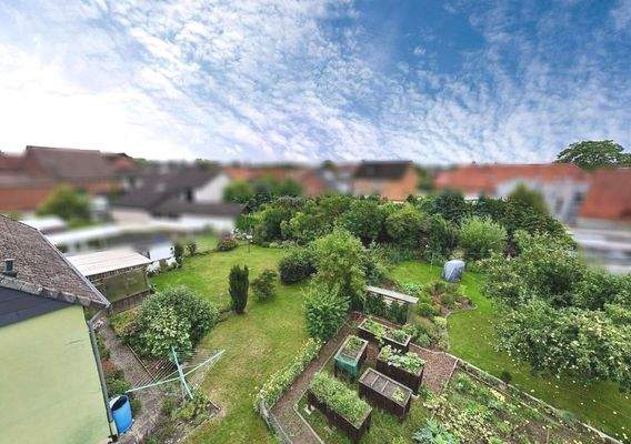 Blick in den großen Garten mit Neubauoption