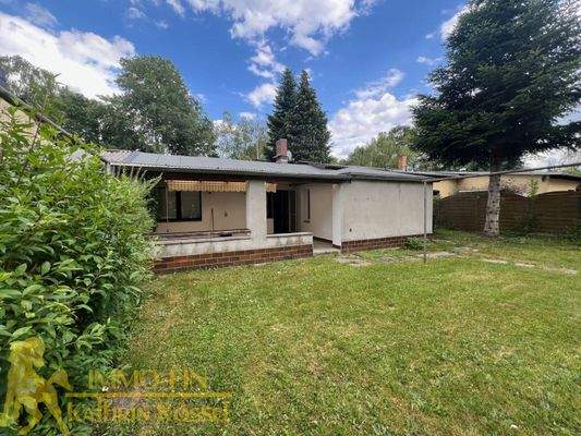 Blick vom Garten auf das Haus (W)