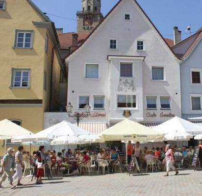 Außenbereich mit Sitzplätzen Sommer