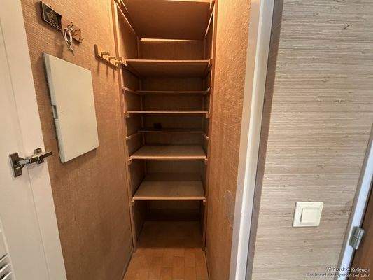 kleine Abstellfläche im Flur
