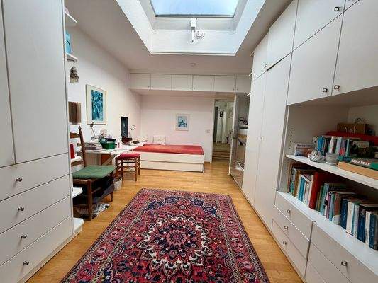 Zimmer mit Einbaumöbeln und Lichthof