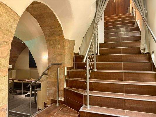 Treppe / Antritt Bar