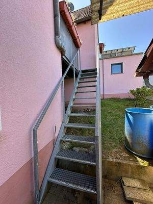 Aussentreppe in den Garten.jpg