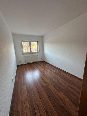 Leeres Zimmer mit Fenster