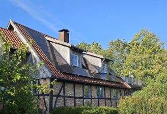 Gebäude seitlich mit Gauben