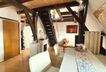 Offener Wohn- und Essbereich mit Treppe zur Galerie