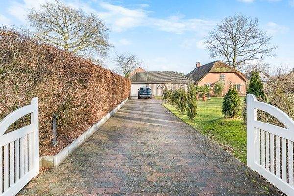 Auffahrt mit elektrischem Tor