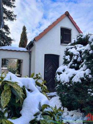 Blick auf Eingang und Garage